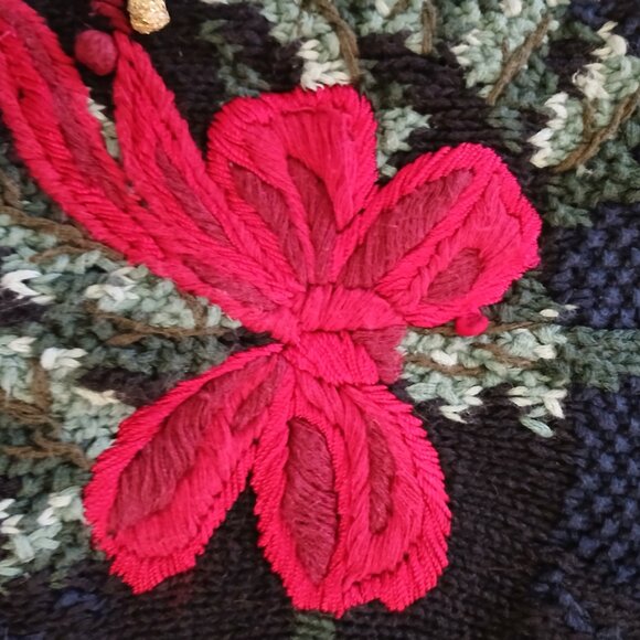 Handknit Metropolitan Woman Sweater - Picture 7 of 13